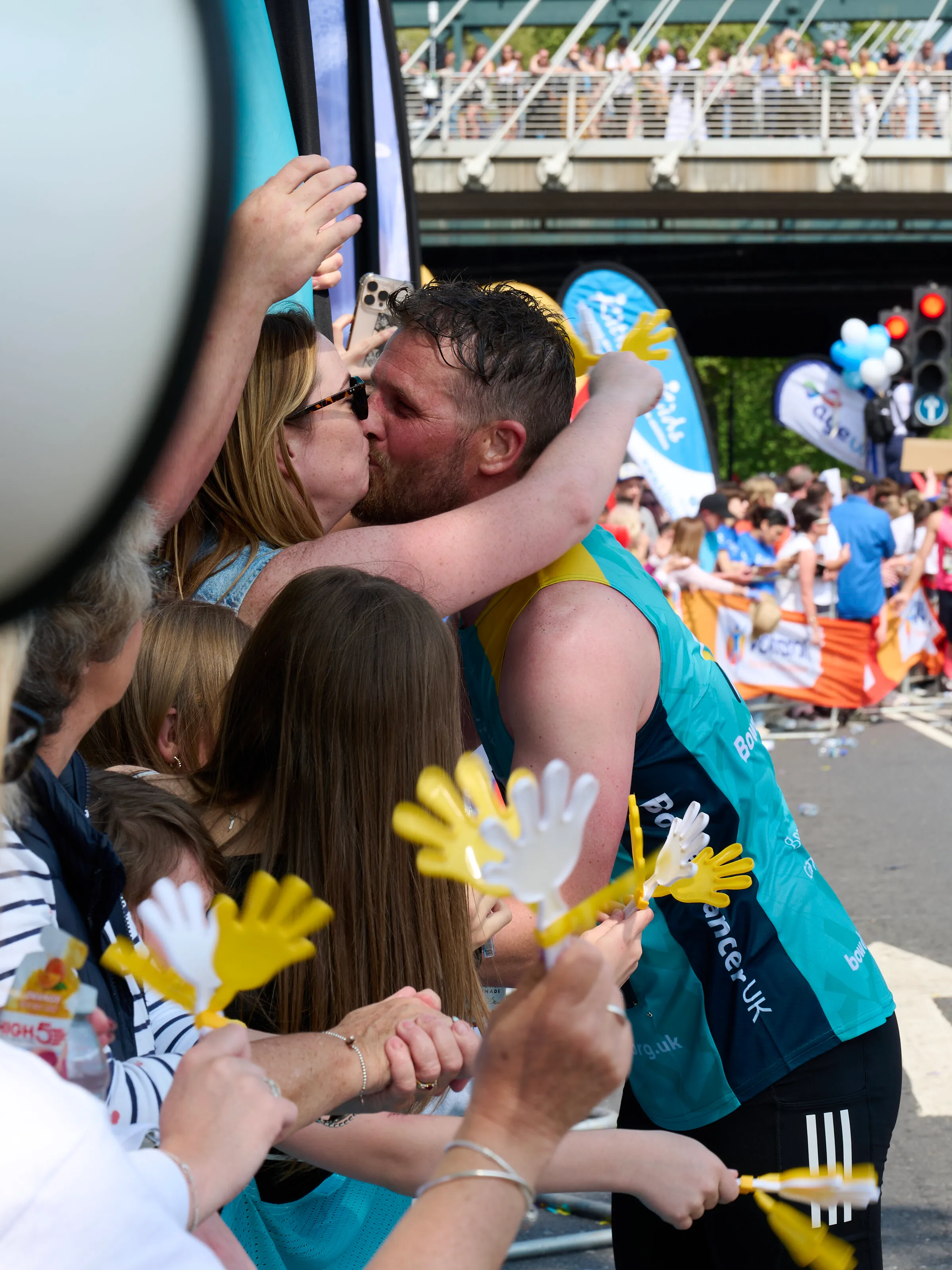A kiss over the barrier